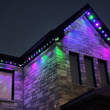 Une-belle-installation-d-clairage-extrieur-permanent-architectural-LED-Montral-Qc-avec-Gemstone-Lights 9